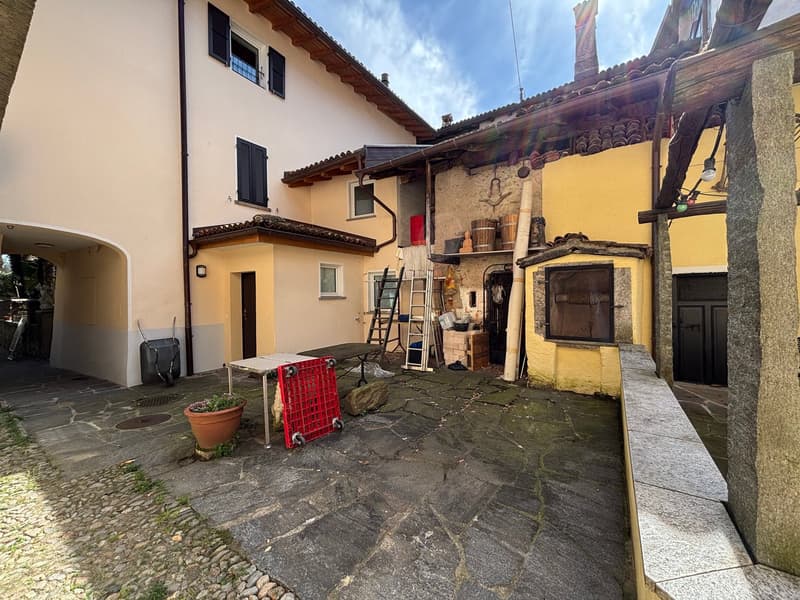 Haus mit 3 Wohnungen zur Renovierung, Garten mit Pergola, Rustico und Wald (2)