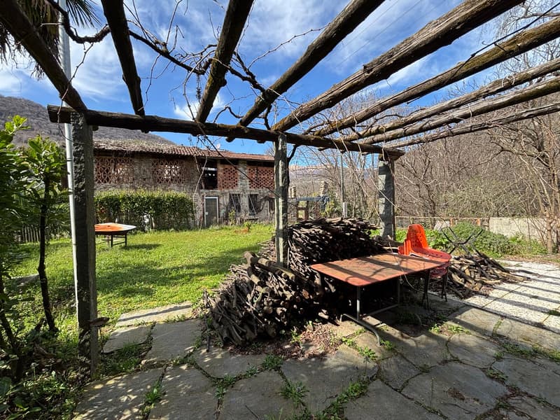 Haus mit 3 Wohnungen zur Renovierung, Garten mit Pergola, Rustico und Wald (3)