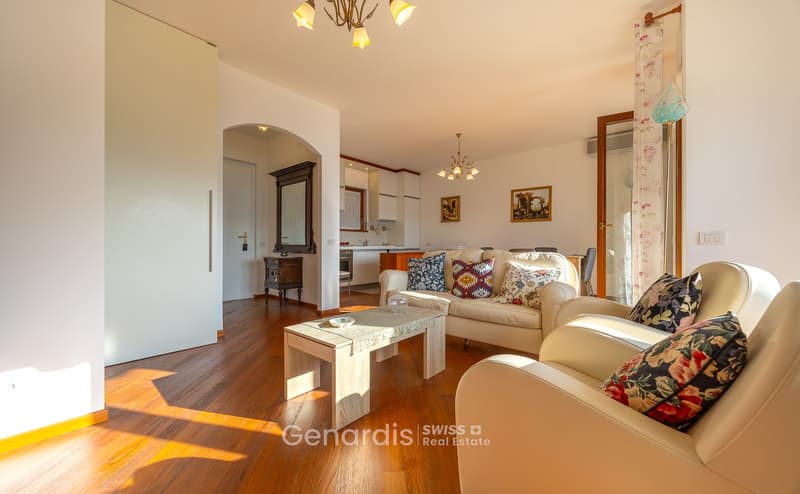 Elegantes Apartment mit 3 Räumen und Seeblick in Campione d'Italia (3)