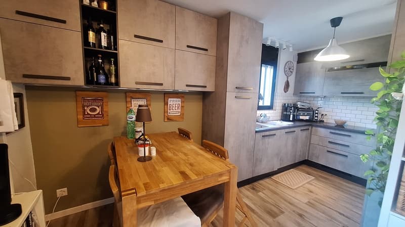 Appartement ensoleillé, confortable avec grande terrasse, place de parking (8)