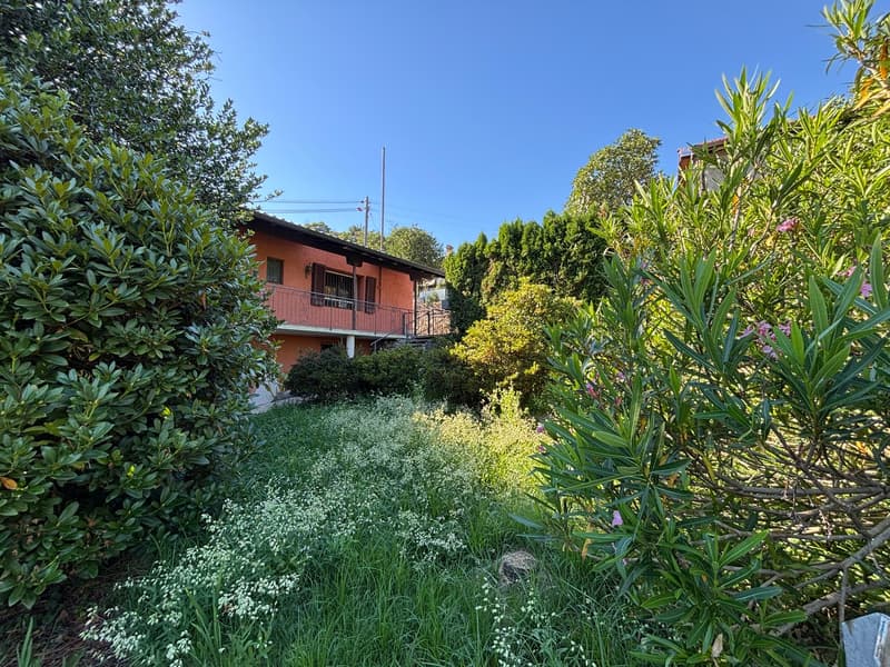 Casa indipendente con terrazzo, vista aperta e piccolo giardino (1)