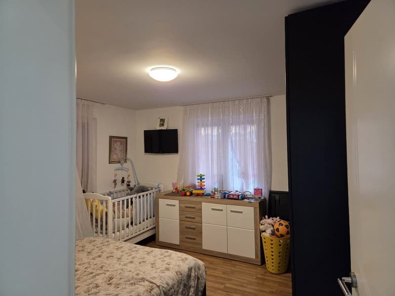 Sonnige, geräumige, unabhängige Villa mit zwei Wohnungen, 3,5 Zimmer, Terrasse, Garten (7)