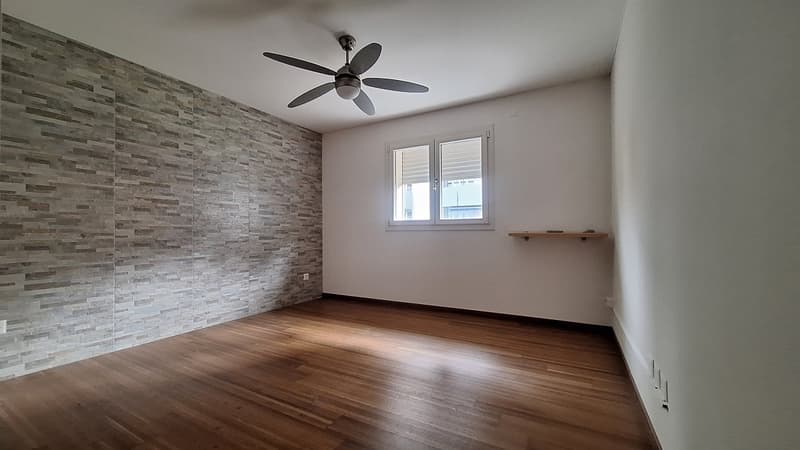 Ensoleillé, Confort, Appartement confortable avec terrasse, trois salles de bain, deux places de parking (16)
