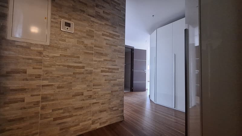 Ensoleillé, Confort, Appartement confortable avec terrasse, trois salles de bain, deux places de parking (11)