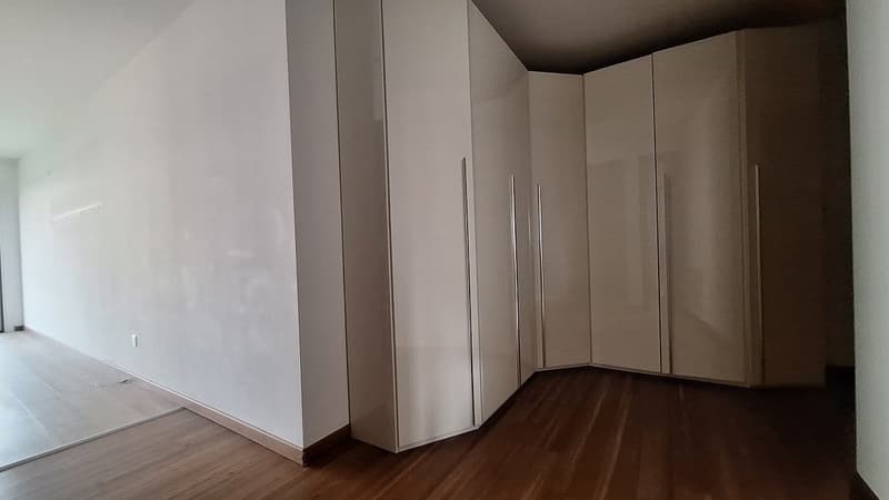 Ensoleillé, Confort, Appartement confortable avec terrasse, trois salles de bain, deux places de parking (12)