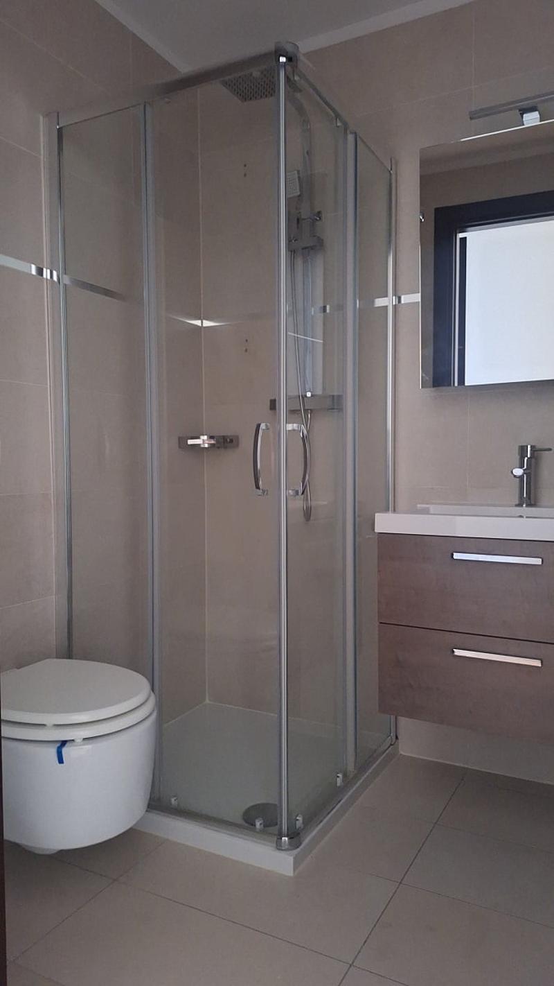 Ensoleillé, Confort, Appartement confortable avec terrasse, trois salles de bain, deux places de parking (13)