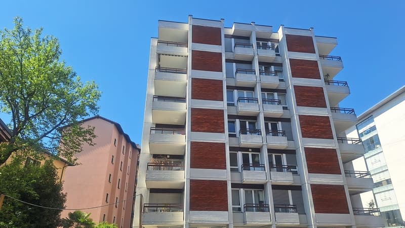 Centre de Lugano, Appartement au dernier étage à louer 2,5, Terrasse, Balcon, Place de parking couverte. (2)