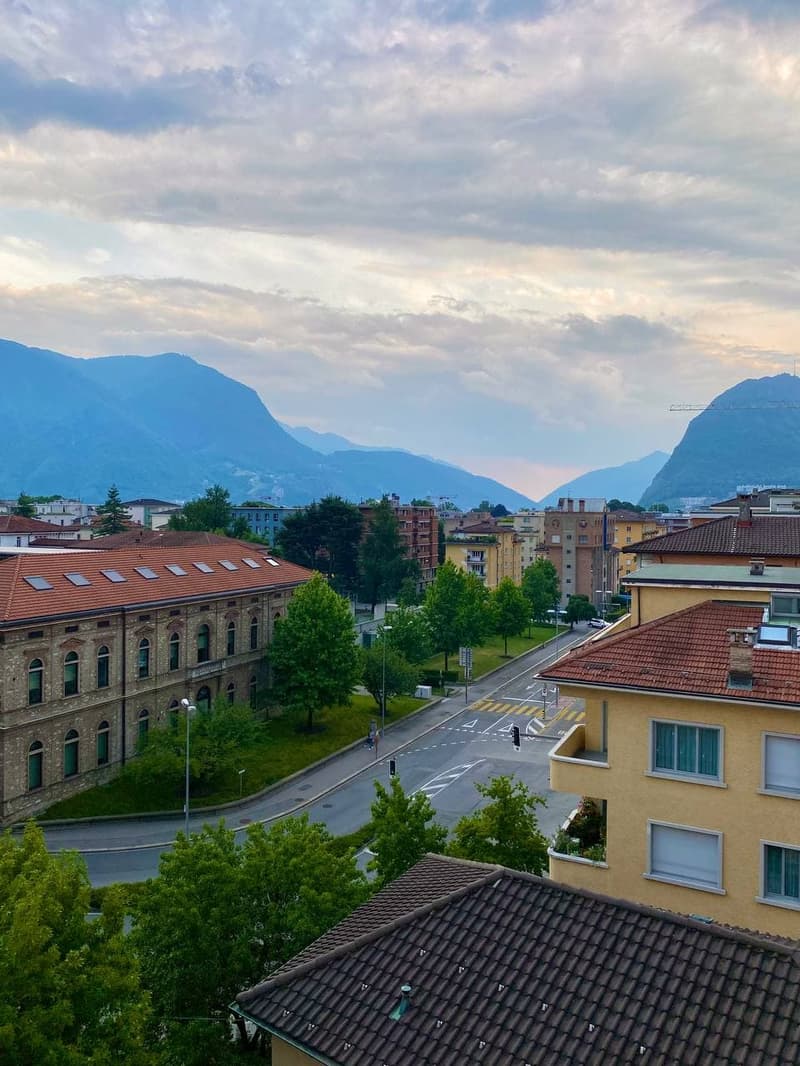 Centre de Lugano, Appartement au dernier étage à louer 2,5, Terrasse, Balcon, Place de parking couverte. (16)