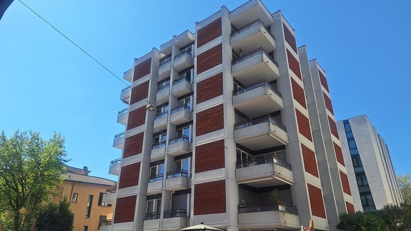 Centre de Lugano, Appartement au dernier étage à louer 2,5, Terrasse, Balcon, Place de parking couverte. (3)