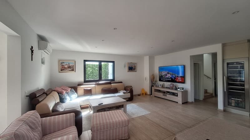 Sonnige, komfortable, elegante, moderne, geräumige Villa mit Garten (9)