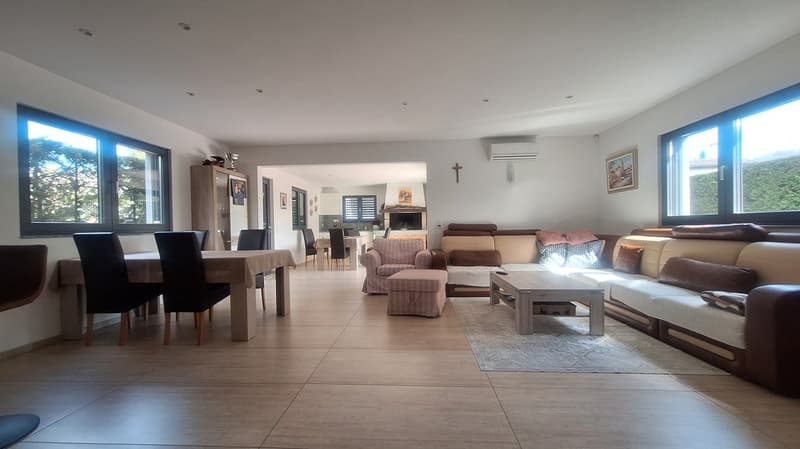 Sonnige, komfortable, elegante, moderne, geräumige Villa mit Garten (7)
