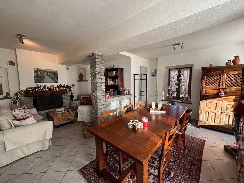 Splendida casa mono/bifamiliare di 8 locali a Curio (9)