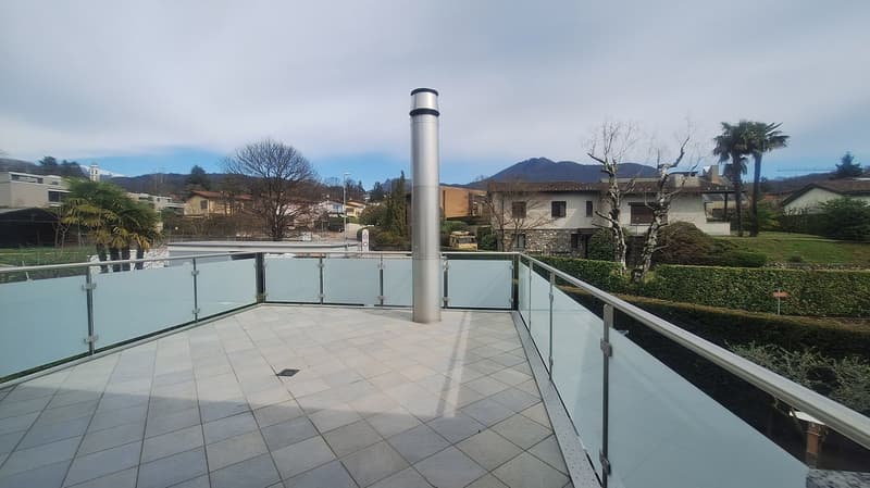 Soleggiata,  Comodità,   Elegante,  Moderna,   Spaziosa Villa con giardino (5)