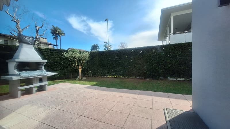 Soleggiata,  Comodità,   Elegante,  Moderna,   Spaziosa Villa con giardino (3)