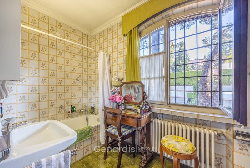 Elegante Villa con Piscina e Vista Panoramica a Collina d'Oro (15)