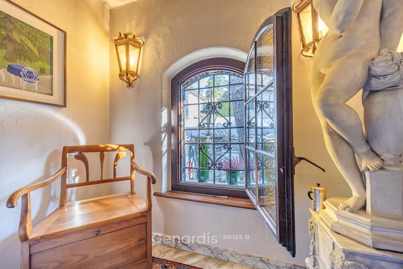 Elegante Villa con Piscina e Vista Panoramica a Collina d'Oro (18)