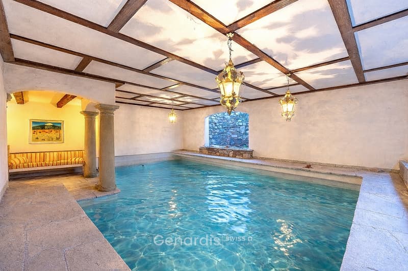 Elegante Villa con Piscina e Vista Panoramica a Collina d'Oro (16)