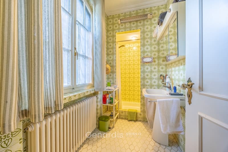 Elegante Villa con Piscina e Vista Panoramica a Collina d'Oro (14)