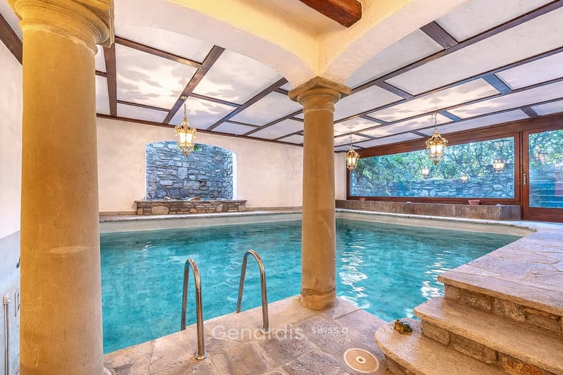 Elegante Villa con Piscina e Vista Panoramica a Collina d'Oro (17)