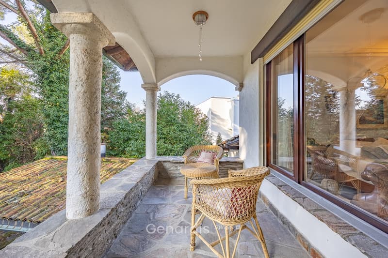 Elegante Villa con Piscina e Vista Panoramica a Collina d'Oro (20)