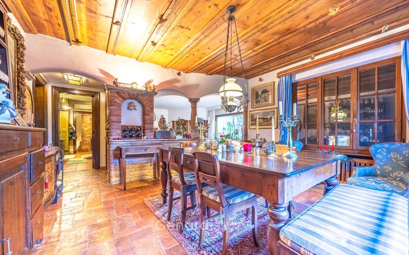 Elegante Villa con Piscina e Vista Panoramica a Collina d'Oro (8)