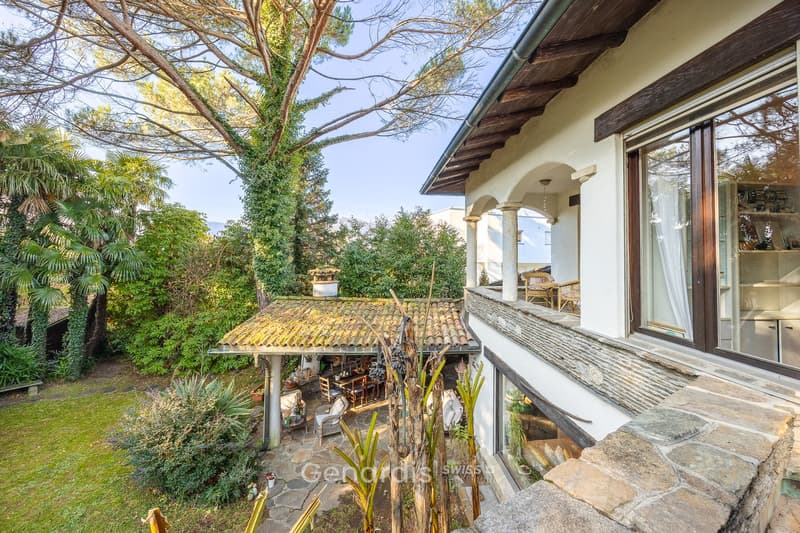 Elegante Villa con Piscina e Vista Panoramica a Collina d'Oro (28)