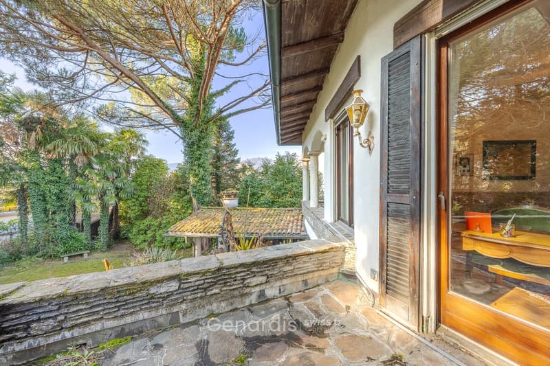 Elegante Villa con Piscina e Vista Panoramica a Collina d'Oro (27)