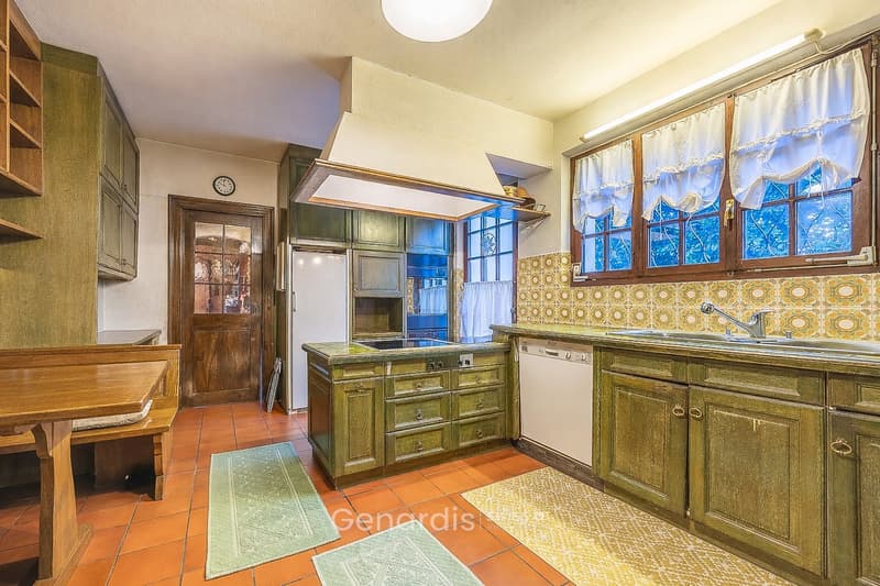 Elegante Villa con Piscina e Vista Panoramica a Collina d'Oro (9)
