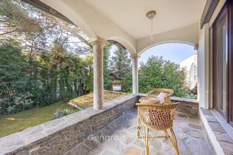 Elegante Villa con Piscina e Vista Panoramica a Collina d'Oro (21)