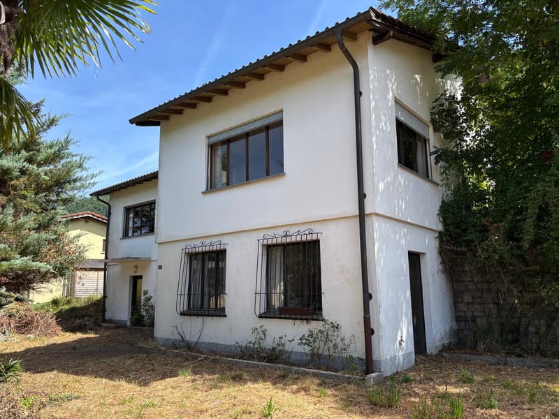 Lotto di terreno edificabile con casa in zona residenziale pianeggiante (2)