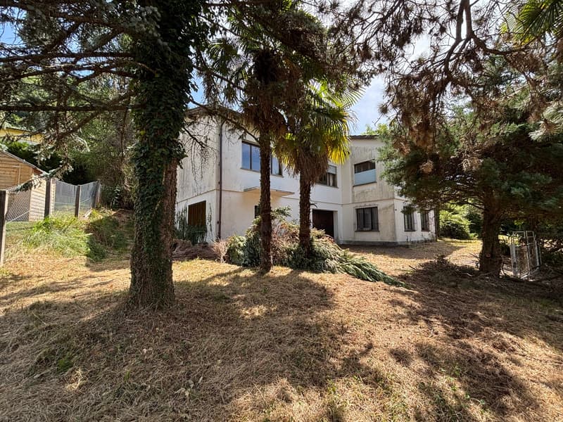 Lotto di terreno edificabile con casa in zona residenziale pianeggiante (1)