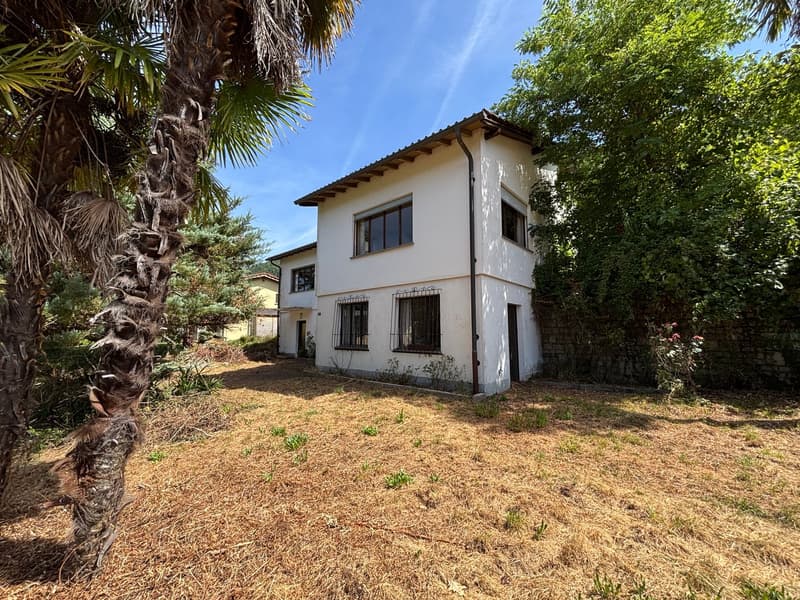 Lotto di terreno edificabile con casa in zona residenziale pianeggiante (3)