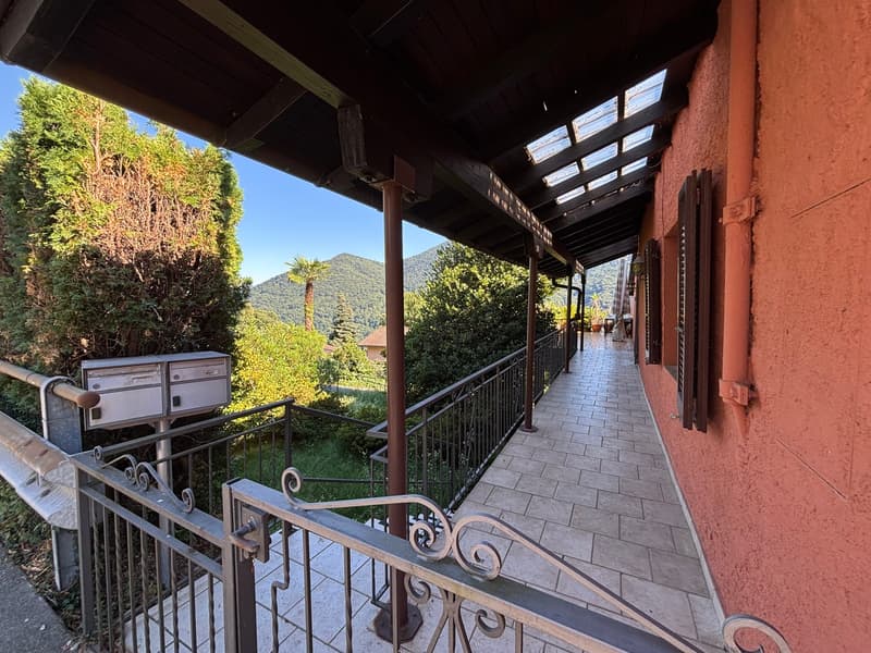 Casa indipendente con terrazzo, vista aperta e piccolo giardino (2)