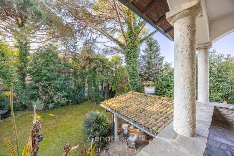 Elegante Villa con Piscina e Vista Panoramica a Collina d'Oro (22)