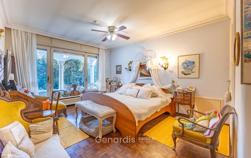 Elegante Villa con Piscina e Vista Panoramica a Collina d'Oro (23)