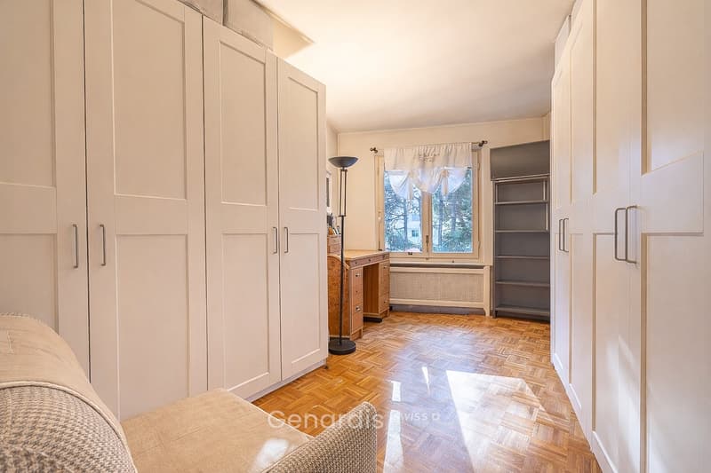 Elegante Villa con Piscina e Vista Panoramica a Collina d'Oro (26)