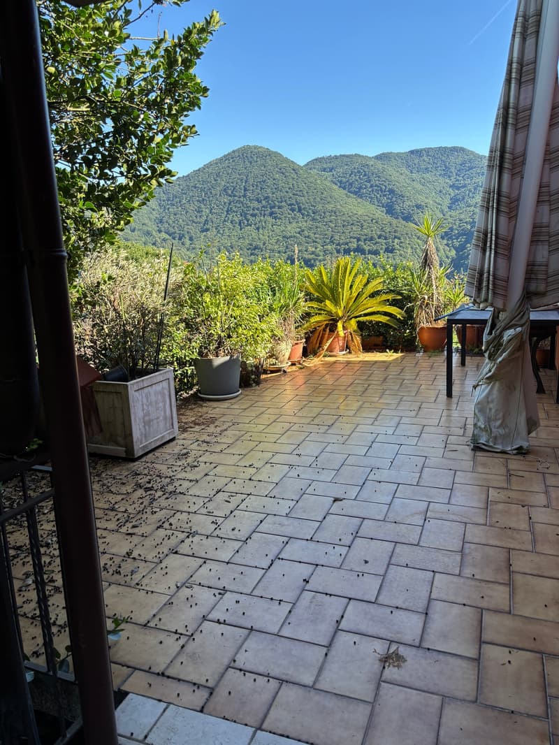 Casa indipendente con terrazzo, vista aperta e piccolo giardino (1)