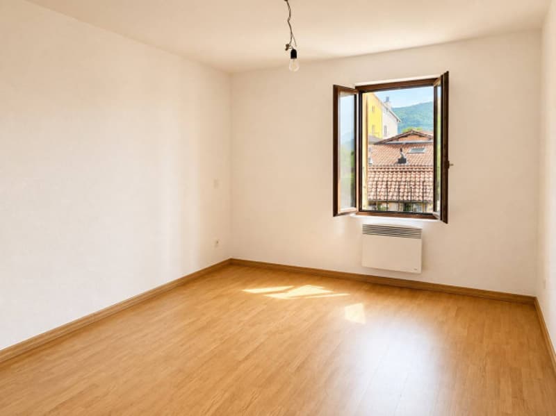 Casa indipendente con ampio giardino e posteggio (10)