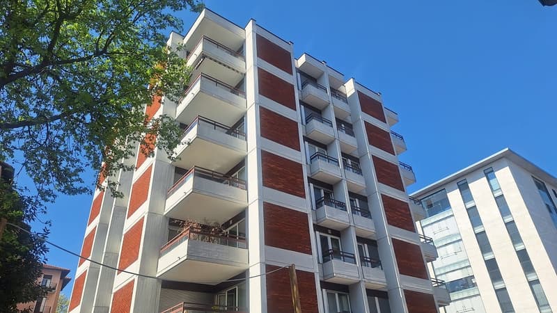 Centro Lugano, Piano Attico loc 2,5, Terrazza, Balcone, Posto Auto coperto. (1)