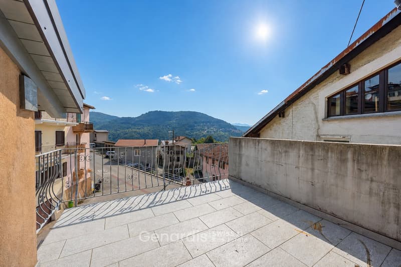 Incantevole Attico di 6.5 Locali a Lema, Ticino (1)