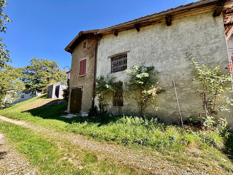 Casa storica con giardino + stalla da ristrutturare + garage a Breno (2)