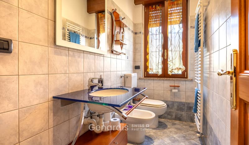 Incantevole villa unifamiliare a Cunardo – 7 locali con piscina e vista sulle montagne (14)