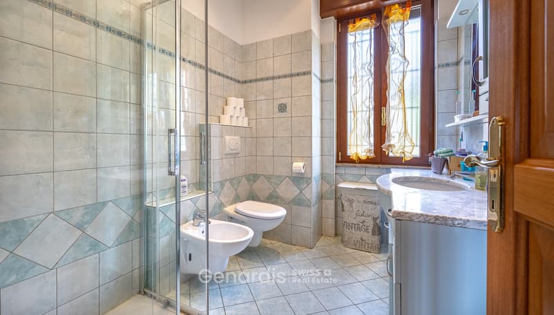 Incantevole villa unifamiliare a Cunardo – 7 locali con piscina e vista sulle montagne (22)