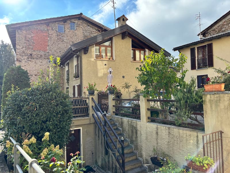 Graziosa casa con2 terrazze, giardino e 3 posti auto (1)