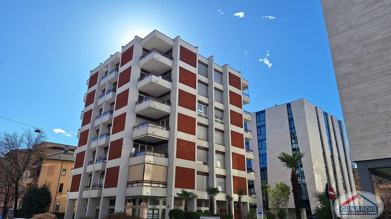 Lugano centro, Al Piano Attico , loc 2,5, Terrazza, Balcone, Posto Auto coperto. (3)