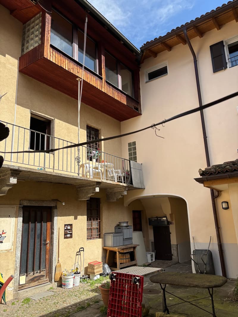 Casa di 3 appartamenti da ristrutturare, giardino con pergola, rustico e bosco (2)