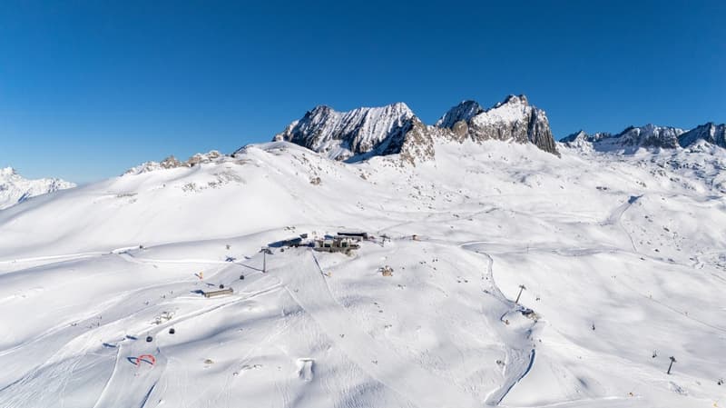 Contemporary Alpine Living at Frame (14)