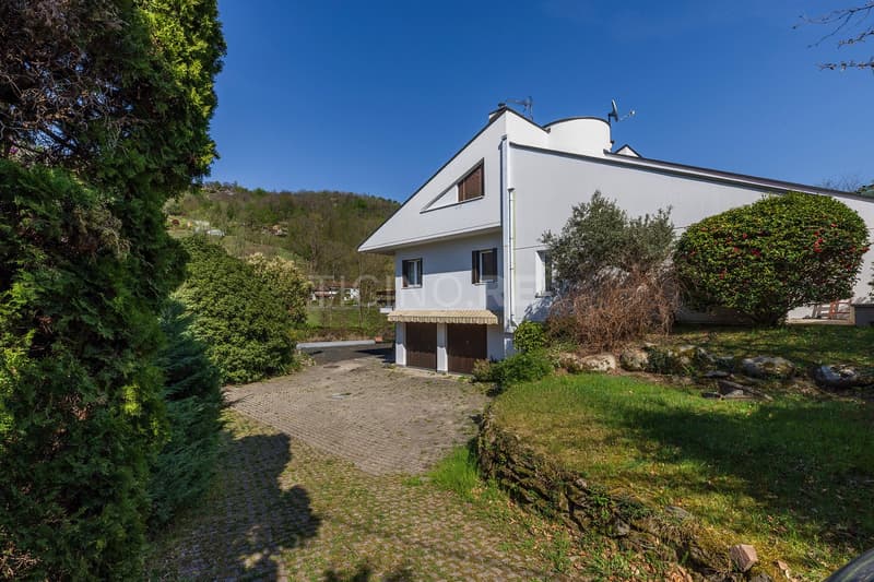 Villa with large garden – just a few minutes from the Italian-Swiss border (15)