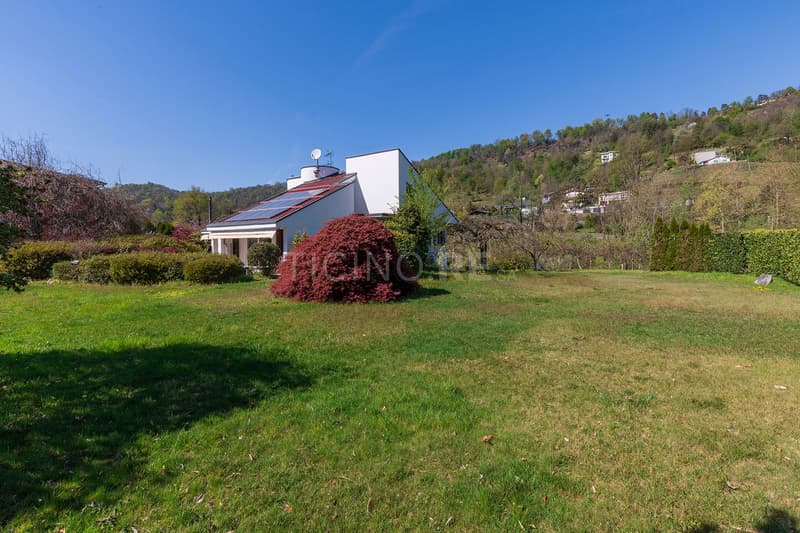 Villa with large garden – just a few minutes from the Italian-Swiss border (14)