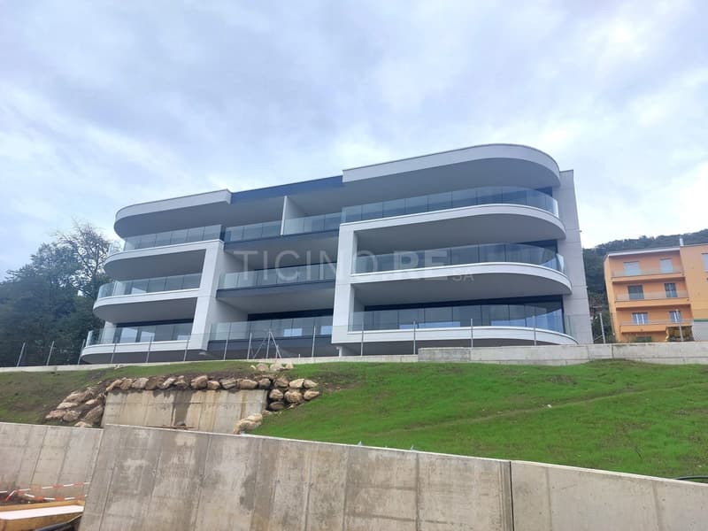 Montagnola: Lussuoso Appartamento con Vista Panoramica e Giardino Privato (1)